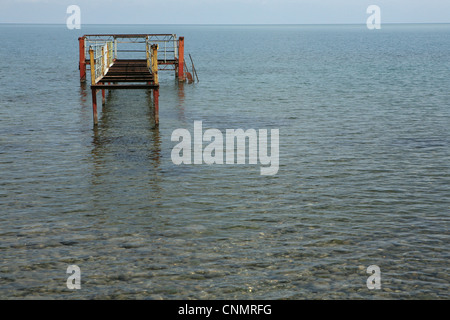 Zerstörte Pier in einem verlassenen jungen Pionier-Camp in Barskoon am Südufer des Issyk-Kul-See, Kirgisistan. Stockfoto