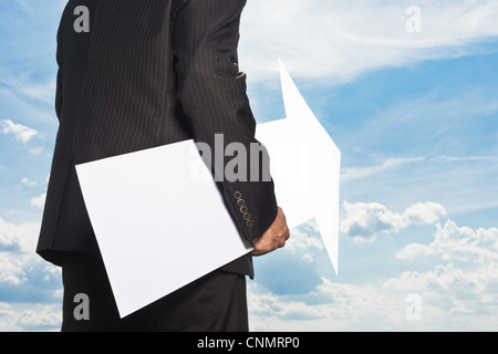 Geschäftsmann Holding leere Pfeil Stockfoto