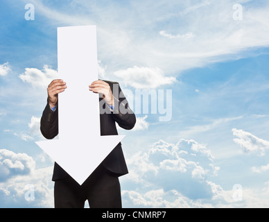 Geschäftsmann Holding leere Pfeil Stockfoto