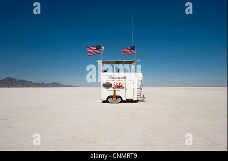 Bonneville Salt Flats Geschwindigkeit Woche Retro-motor-Bike-Rennen in den USA, Hot-Rod-Kontrollturm auf weißen Salz Wohnungen Sternenbanner Stockfoto