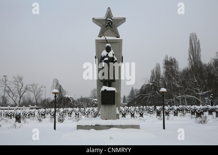 Sowjetisches Kriegsdenkmal auf dem Friedhof Olšany in Prag, Tschechische Republik. Hier sind sowjetische Soldaten begraben, die in den letzten Tagen des Zweiten Weltkriegs gefallen sind. Stockfoto