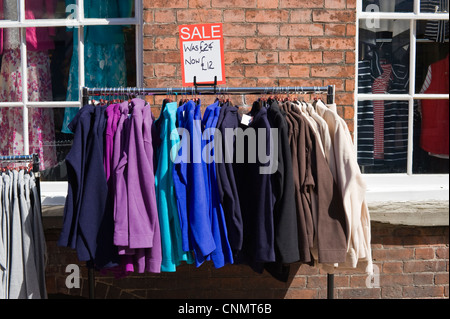 Halben Preis Bekleidung Sale auf Schiene vor Laden im Stadtzentrum von Hereford Herefordshire England UK Stockfoto