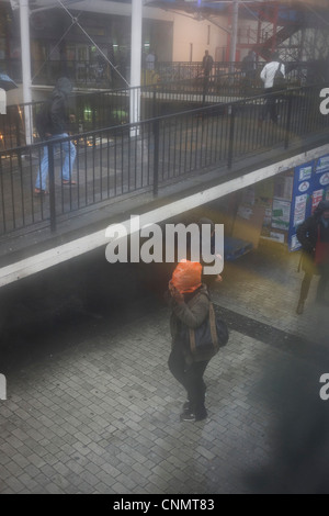 Luftaufnahme durch beschlagene Busfenster Londoner tristen lebt unterhalb während der saisonalen Regen Regen. Stockfoto