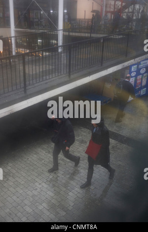 Luftaufnahme durch beschlagene Busfenster Londoner tristen lebt unterhalb während der saisonalen Regen Regen. Stockfoto