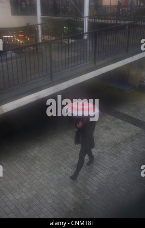 Luftaufnahme durch beschlagene Busfenster Londoner tristen lebt unterhalb während der saisonalen Regen Regen. Stockfoto