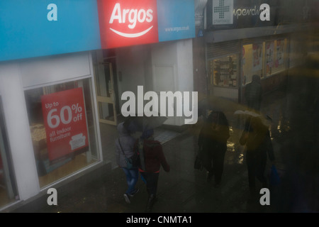 Luftaufnahme durch beschlagene Busfenster Argos Filiale und tristen Londoner Leben unter während der saisonalen Regen Regen. Stockfoto