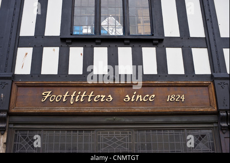 Monteure seit 1824 Fuß Schuh Shop Stadtzentrum von Hereford Herefordshire England UK Stockfoto