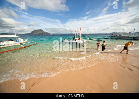 Outrigger Boote am Sandstrand von Island Helicopter, Bacuit Archipels, Asiatisch, asiatische, El Nido, Palawan, Philippinen Stockfoto