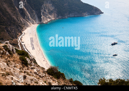 Eine Superyacht ist aus der beliebten Urlaubsort bei Myrtos Strand auf der Insel Kephalonia in Griechenland festgemacht. Stockfoto