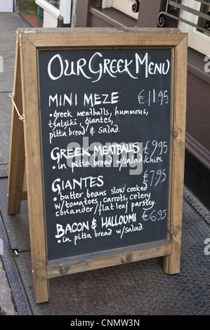 GRIECHISCHEN Menü Tafel vor Pub im Zentrum von Hereford Herefordshire England UK Stockfoto