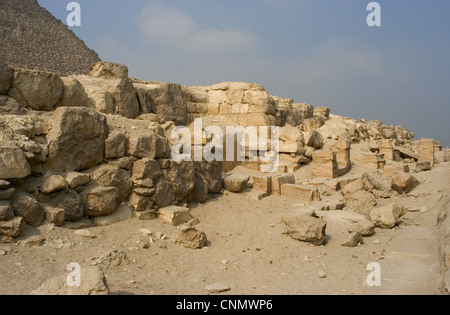 Ägypten. Steinblöcke aus einem der drei Satelliten Pyramiden von der großen Pyramide von Khufu gefallen. 4. Dynastie. Alte Kingdom.Giza. Stockfoto