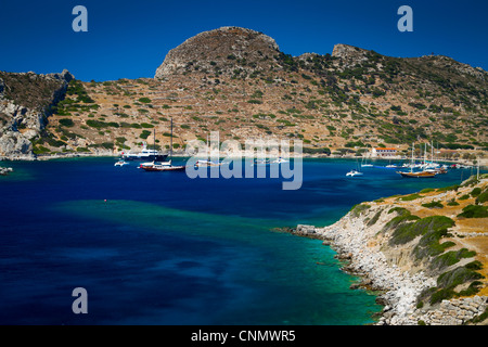 Bucht und Segelschiffe in Knidos antike griechische Stadt Ruinen. Datca Halbinsel, Provinz Mugla, Türkei. Stockfoto