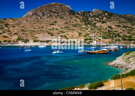 Bucht und Segelschiffe in Knidos antike griechische Stadt Ruinen. Datca Halbinsel, Provinz Mugla, Türkei. Stockfoto