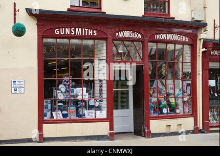 Außenseite des traditionellen Ironmongers und Büchsenmacher in Innenstadt von Hereford Herefordshire England UK Stockfoto