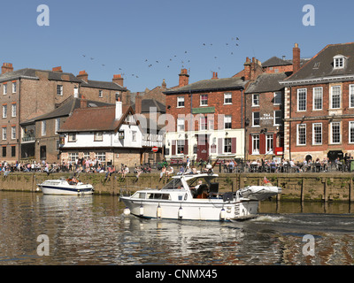 Menschen Touristen Besucher entspannen am Fluss Ouse im Frühling Kings Staith York North Yorkshire England Großbritannien GB Groß Großbritannien Stockfoto