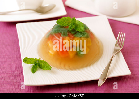 Kandierte Früchte und Tee Gelee.  Rezept zur Verfügung. Stockfoto