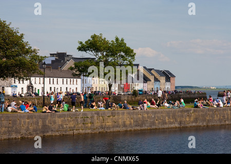 Genießen Sie die Sonne auf den Spanish Arch Kais in Galway City Irland Massen Stockfoto