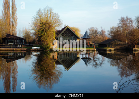 Sommerhäuser spiegelt sich in der Themse in der Nähe von Shiplake Schloss in Chilterns-Oxfordshire-England-Großbritannien Stockfoto