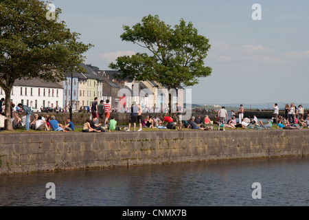 Genießen Sie die Sonne auf den Spanish Arch Kais in Galway City Irland Massen Stockfoto