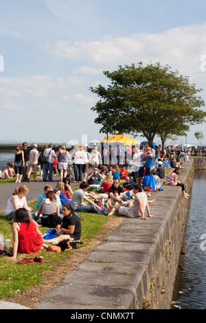 Genießen Sie die Sonne auf den Spanish Arch Kais in Galway City Irland Massen Stockfoto