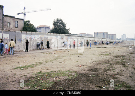 Die Berliner Mauer am Brandenburger Tor 1990 sammeln Souvenirs Stockfoto