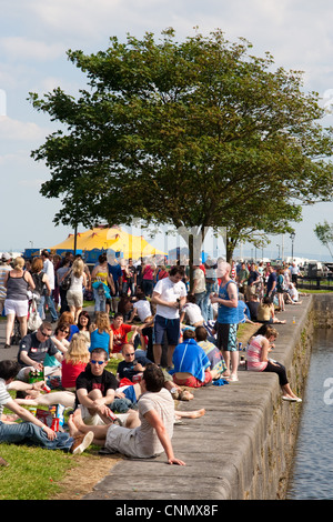 Genießen Sie die Sonne auf den Spanish Arch Kais in Galway City Irland Massen Stockfoto