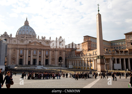 Blick auf die Stadt von Rom mit Gebäude, Denkmäler, Kunst. Roma, Italia. Vatikan, Petersdom, Basilika Sankt Peter Stockfoto