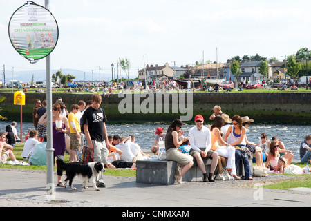 Genießen Sie die Sonne auf den Spanish Arch Kais in Galway City Irland Massen Stockfoto