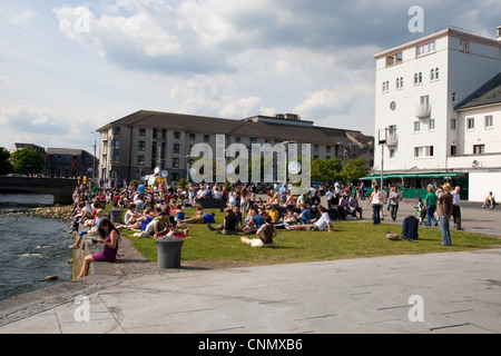 Menschenmassen genießen Sie die Sonne am spanischen Arch in Galway Stockfoto