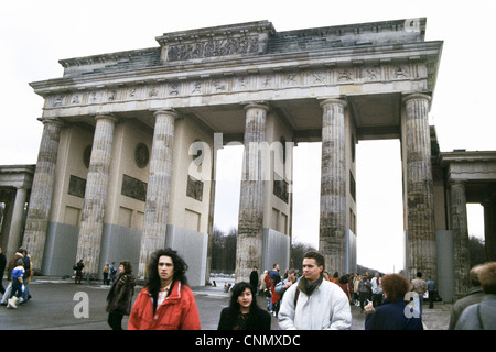 Die Berliner Mauer am Brandenburger Tor 1990 - Pariser Platz. Menschen überqueren Stockfoto