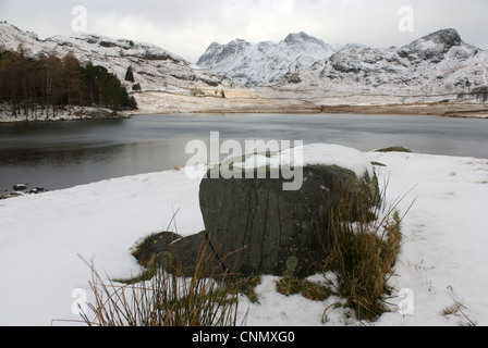 Verschneite Fotografie Blea Tarn und die Langdale Pikes im Lake District Stockfoto