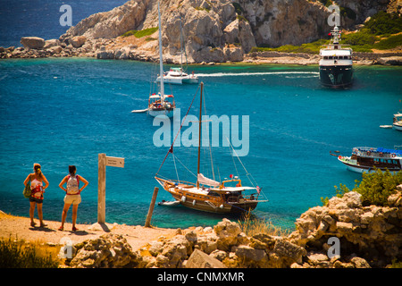 Bucht und Segelschiffe in Knidos antike griechische Stadt Ruinen. Datca Halbinsel, Provinz Mugla, Türkei. Stockfoto