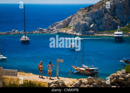 Bucht und Segelschiffe in Knidos antike griechische Stadt Ruinen. Datca Halbinsel, Provinz Mugla, Türkei. Stockfoto