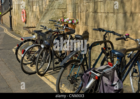 Nahaufnahme von Fahrrädern Fahrrad Fahrrad Fahrräder parkt auf Fahrradständer im Stadtzentrum York North Yorkshire England Großbritannien Großbritannien Großbritannien Großbritannien Großbritannien Großbritannien Großbritannien Großbritannien Großbritannien Großbritannien Großbritannien Stockfoto