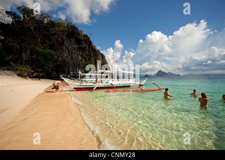 Schwimmen im Seven Commando Beach in der Nähe von El Nido, Palawan, Philippinen, Asiatisch, asiatische Touristen Stockfoto