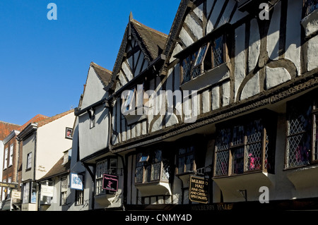Nahaufnahme von Geschäften, Geschäften, alten Gebäuden in der Stadt Stadtzentrum Stonegate York North Yorkshire England Vereinigtes Königreich GB Großbritannien Stockfoto