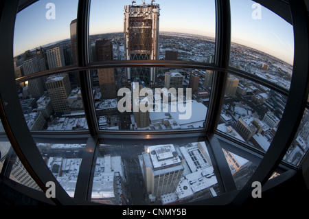 Blick auf Schnee bedeckt Stadt von Beobachtung Turm, Calgary, Calgary, Alberta, Kanada Stockfoto