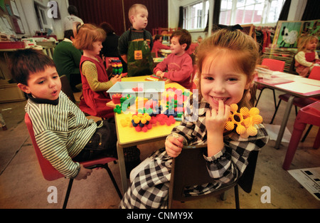 Kinder im Vorschulalter in eine Spielgruppe in Surrey, England. UK Stockfoto