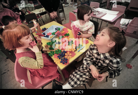 Kinder im Vorschulalter in eine Spielgruppe in Surrey, England. UK Stockfoto