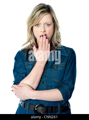 Helles Bild hübsche Frau mit der Hand über den Mund Stockfoto