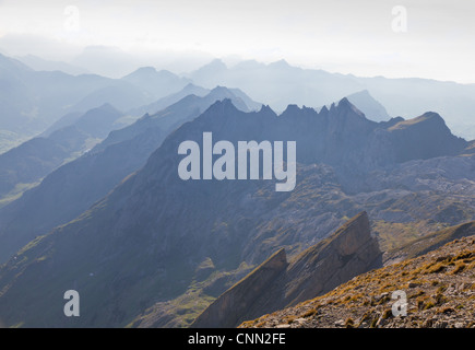 alpine zerlumpten scharfe Hochgebirge oberen Bereiche verschwinden in nebliger Ferne, Schweiz Stockfoto