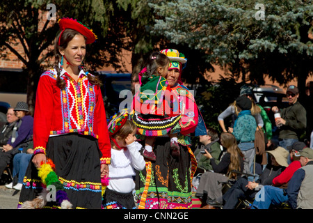 Peruanische Menschen in traditioneller Kleidung teilnehmen in der Schleppkante der Schaf-Parade auf der Main Street in Ketchum, Idaho, USA. Stockfoto