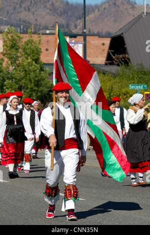 Die Oinkari baskischen Tänzer beteiligen sich an der Schleppkante der Schaf-Parade auf der Main Street in Ketchum, Idaho, USA. Stockfoto