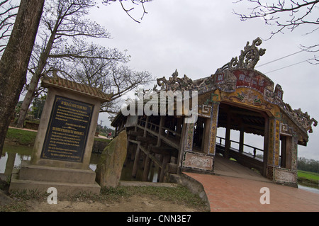 Horizontale Ansicht eines traditionellen alten Brücke, Thanh Toan Kachel-überdachte Brücke, Thuy Thanh Dorf in Vietnam. Stockfoto