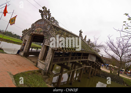 Horizontale Ansicht eines traditionellen alten Brücke, Thanh Toan Kachel-überdachte Brücke, Thuy Thanh Dorf in Vietnam. Stockfoto