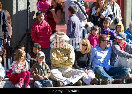 Leute beobachten die Schleppkante der Schaf-Parade auf der Main Street in Ketchum, Idaho, USA. Stockfoto