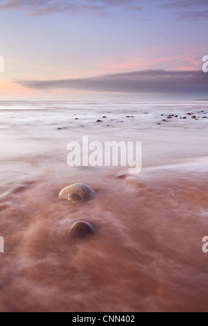 Blick auf Kieselsteine am Strand mit Flut bei Sonnenuntergang, Westward Ho!, North Devon, England, Januar Stockfoto