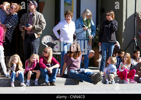 Leute beobachten die Schleppkante der Schaf-Parade auf der Main Street in Ketchum, Idaho, USA. Stockfoto