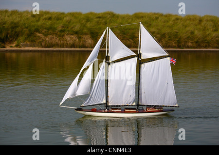 Modellyacht Segeln auf Fleetwood Modell Yacht Teich, Lancashire UK. Stockfoto