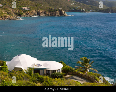 Mit Blick auf Hart Bay und Rendezvous Bay von knapp oberhalb der St. John Dome House in der Nähe von Cruz Bay, St. John's, US Virgin Islands. Stockfoto